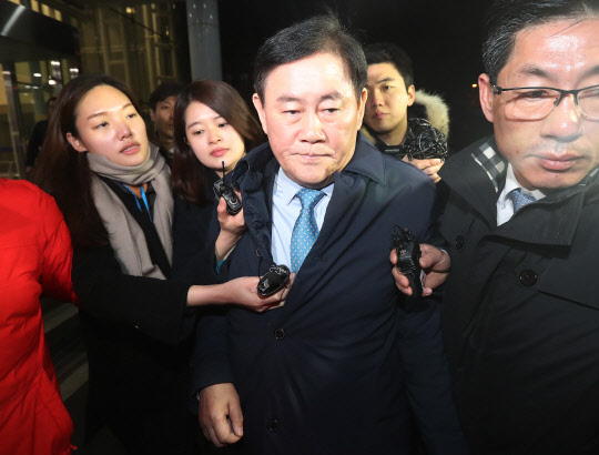 '채용외압' 의혹 최경환 의원 검찰 조사      (안양=연합뉴스) 홍기원 기자 =자신의 지역구 사무실에서 일하던 인턴 직원을 중소기업진흥공단에 특혜 채용되도록 압력을 행사한 의혹을 받는 자유한국당 최경환 의원이 4일 오전 경기도 안양시 수원지방검찰청 안양지청에 조사를 받고 나오고 있다. 2017.3.4      xanadu@yna.co.kr  (끝)